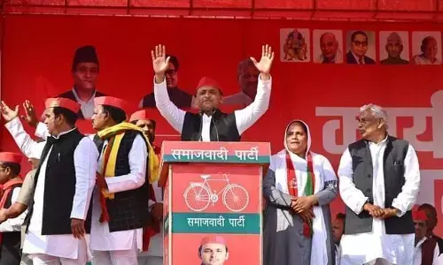 हमारी सरकार आयी तो हम अनुदेशकों, शिक्षामित्रों, बीएड टीईटी वाले को नियमित करेंगे : अखिलेश यादव हमारी सरकार आयी तो हम अनुदेशकों, शिक्षामित्रों, बीएड टीईटी वाले को नियमित करेंगे : अखिलेश यादव
