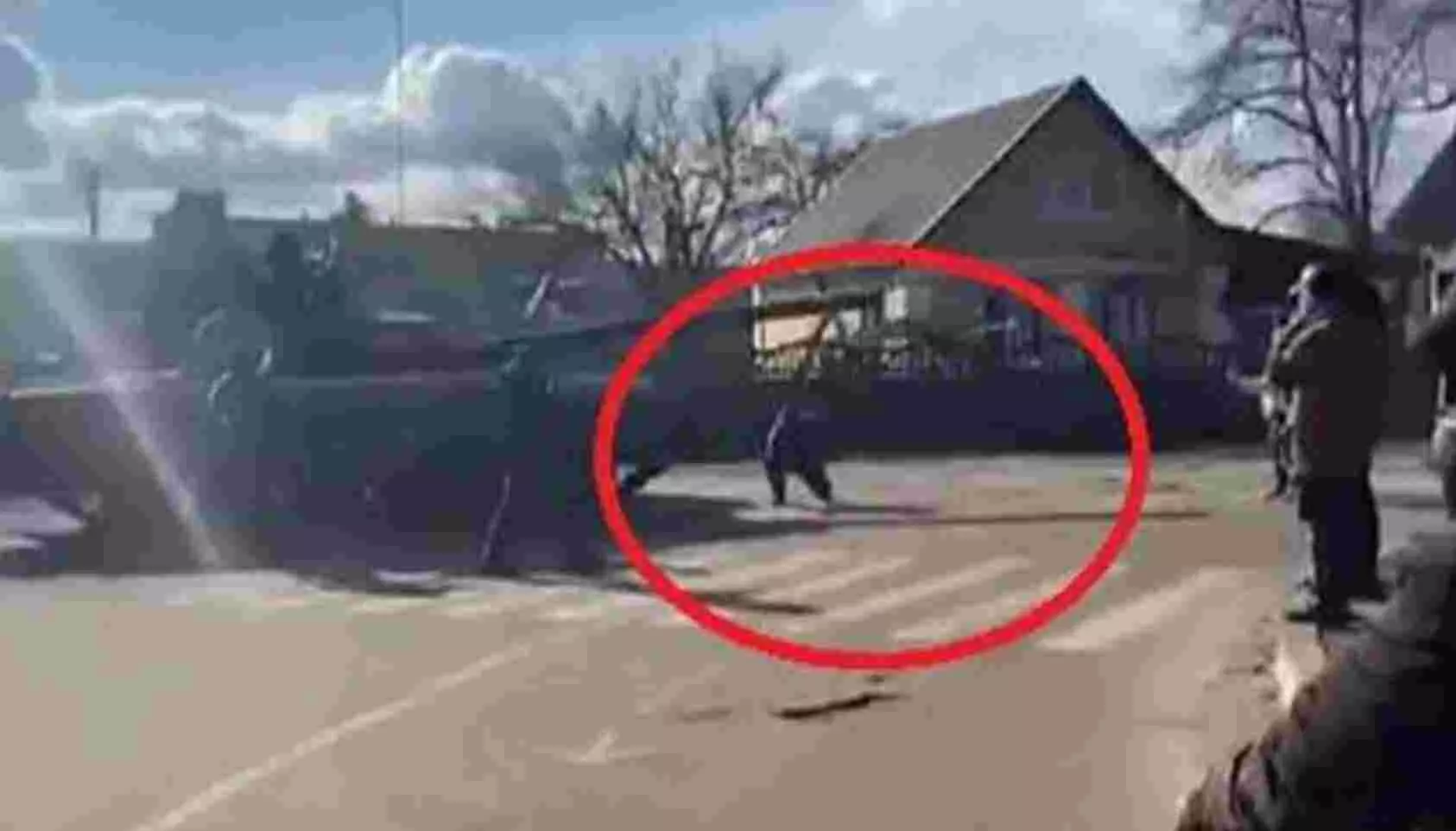 बीच सड़क पर रूसी टैंक के सामने डट गया यूक्रेनी नागरिक, दिल दहला देगा ये VIDEO