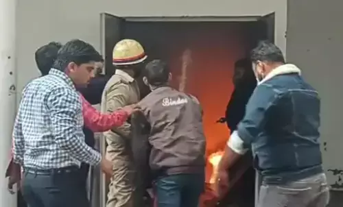 आगरा में इंटरनेशनल शू फैक्ट्री के गोदाम में लगी आग, लाखों का नुकसान आगरा में इंटरनेशनल शू फैक्ट्री के गोदाम में लगी आग, लाखों का नुकसान