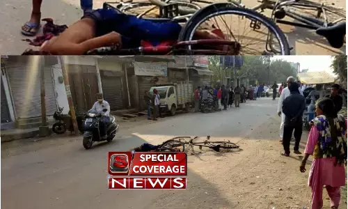 प्रयागराज में साइकिल सवार दो युवक गिरने पर हुआ ब्लास्ट, एक कि हुई मौत प्रयागराज में साइकिल सवार दो युवक गिरने पर हुआ ब्लास्ट, एक कि हुई मौत
