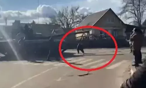 बीच सड़क पर रूसी टैंक के सामने डट गया यूक्रेनी नागरिक, दिल दहला देगा ये VIDEO