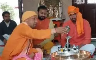 सीएम योगी ने गोरखनाथ मंदिर में किया रुद्राभिषेक, जानिए महादेव से क्या किये कामना