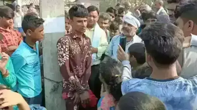 युवक हुआ मॉब लॉन्चिंग का शिकार, चोरी के शक में भीड़ ने बेरहमी से पीटा युवक हुआ मॉब लॉन्चिंग का शिकार, चोरी के शक में भीड़ ने बेरहमी से पीटा