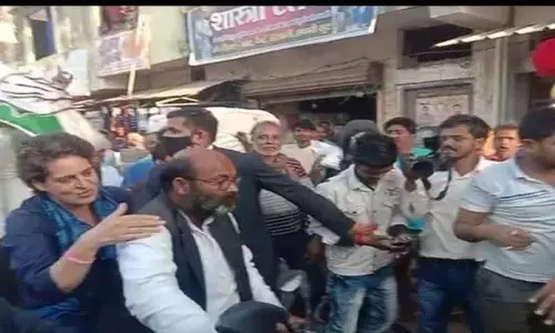 आखिर क्यों वाइक पर बैठकर निकली प्रियंका गाँधी! आखिर क्यों वाइक पर बैठकर निकली प्रियंका गाँधी!