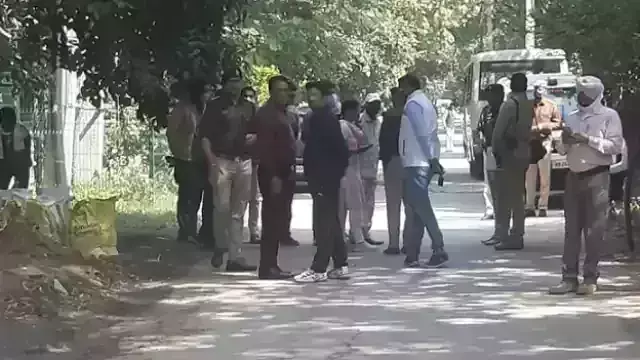 गुरुग्राम में बंद कमरे में बम और अवैध हथियार की सुचना से मचा हड़कंप गुरुग्राम में बंद कमरे में बम और अवैध हथियार की सुचना से मचा हड़कंप