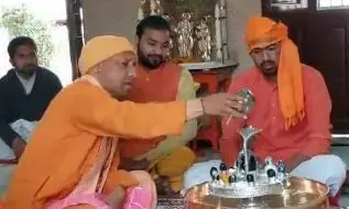 सीएम योगी ने गोरखनाथ मंदिर में किया रुद्राभिषेक, जानिए महादेव से क्या किये कामना