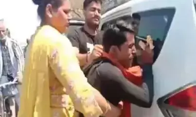 नकली किन्नर बन वसूली कर रहे युवक की पिटाई, फिर.. नकली किन्नर बन वसूली कर रहे युवक की पिटाई, फिर..