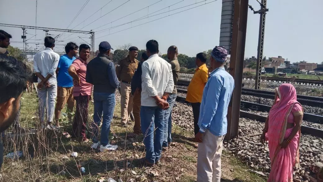 ट्रैन की टक्कर लगने से युवक की दर्दनाक मौत ट्रैन की टक्कर लगने से युवक की दर्दनाक मौत