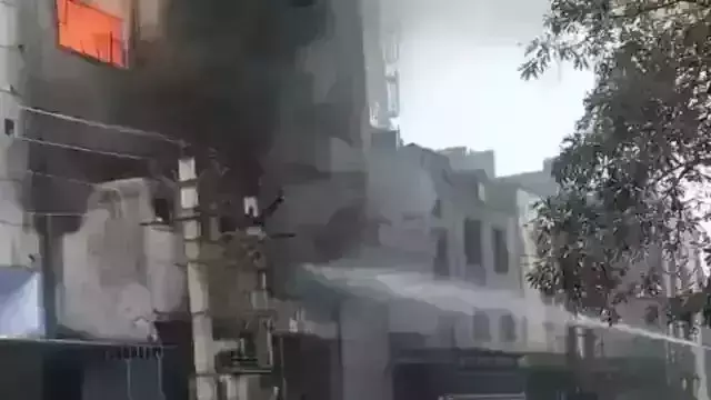 नरेला के कारखाने में लगी आग, दमकल की 14 गाड़ियों ने पाया आग पर काबू नरेला के कारखाने में लगी आग, दमकल की 14 गाड़ियों ने पाया आग पर काबू