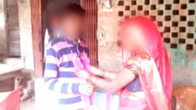 तीन बच्चों को छोड़ महिला ने थामा प्रेमी का हाथ, पति ने काफी समझाया, नहीं मानी पत्नी बात तीन बच्चों को छोड़ महिला ने थामा प्रेमी का हाथ, पति ने काफी समझाया, नहीं मानी पत्नी बात