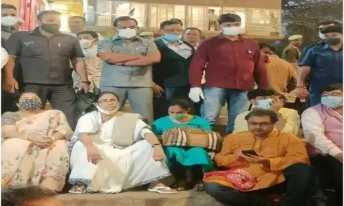 काशी में ममता बनर्जी ने सीढ़ियों पर बैठकर देखी गंगा आरती, दिखाए गए काले झंडे