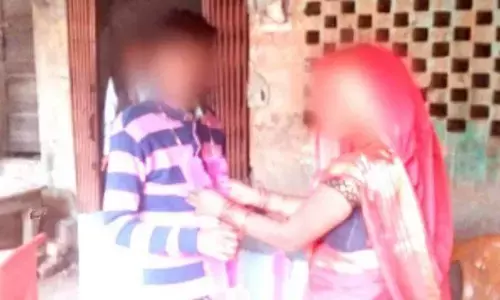 तीन बच्चों को छोड़ महिला ने थामा प्रेमी का हाथ, पति ने काफी समझाया, नहीं मानी पत्नी बात तीन बच्चों को छोड़ महिला ने थामा प्रेमी का हाथ, पति ने काफी समझाया, नहीं मानी पत्नी बात