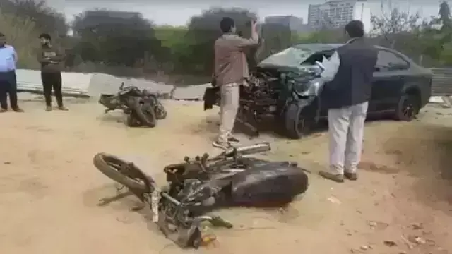 तेज रफ्तार कार ने बाइक सवार 4 डिलीवरी ब्वॉयज को रौंदा तेज रफ्तार कार ने बाइक सवार 4 डिलीवरी ब्वॉयज को रौंदा