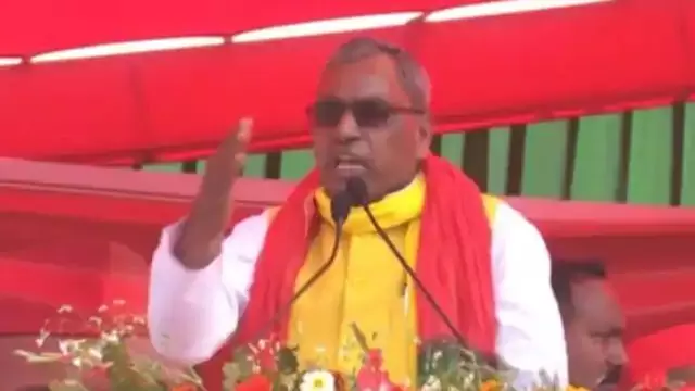 अखिलेश के सामने ओपी राजभर ने समर्थकों से किया हेलिकॉप्टर वाला वादा, आखिर ये कैसा वादा है? अखिलेश के सामने ओपी राजभर ने समर्थकों से किया हेलिकॉप्टर वाला वादा, आखिर ये कैसा वादा है?