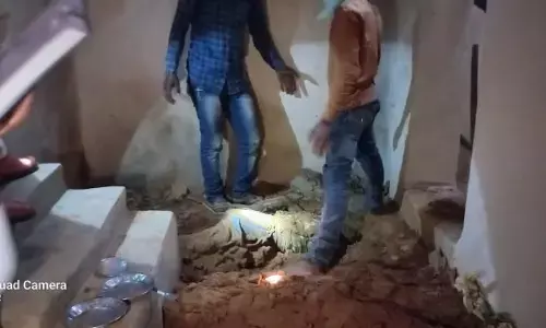 नाबालिग पुत्र ने मां बाप को मार कर घर में दफनाया, जब पहुंची पुलिस तो देखकर हैरान रह गई! नाबालिग पुत्र ने मां बाप को मार कर घर में दफनाया, जब पहुंची पुलिस तो देखकर हैरान रह गई!