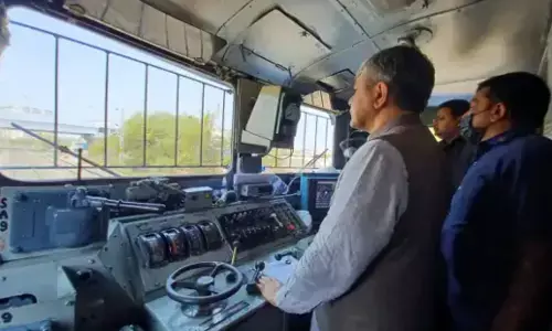 ट्रेन के इंजन में सवार थे रेल मंत्री वैष्णव, कवच ने रोक दी आमने-सामने की टक्कर, देखें Video ट्रेन के इंजन में सवार थे रेल मंत्री वैष्णव, कवच ने रोक दी आमने-सामने की टक्कर, देखें Video