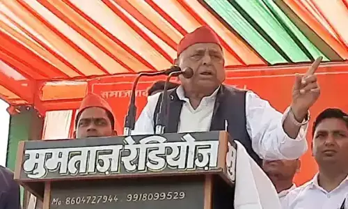 जौनपुर में बेकाबू हो रहे सपाइयों को मुलायम ने डांटा, भाषण के दौरान सुरक्षा कर्मियों को लगाई फटकार जौनपुर में बेकाबू हो रहे सपाइयों को मुलायम ने डांटा, भाषण के दौरान सुरक्षा कर्मियों को लगाई फटकार