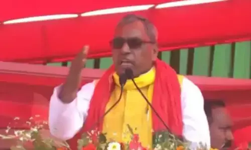 अखिलेश के सामने ओपी राजभर ने समर्थकों से किया हेलिकॉप्टर वाला वादा, आखिर ये कैसा वादा है? अखिलेश के सामने ओपी राजभर ने समर्थकों से किया हेलिकॉप्टर वाला वादा, आखिर ये कैसा वादा है?