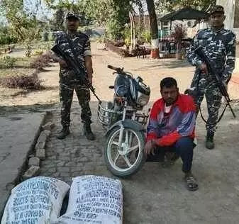 सिद्धार्थनगर: भारत नेपाल सीमा पर तस्कर हुआ गिरफ्तार सिद्धार्थनगर: भारत नेपाल सीमा पर तस्कर हुआ गिरफ्तार