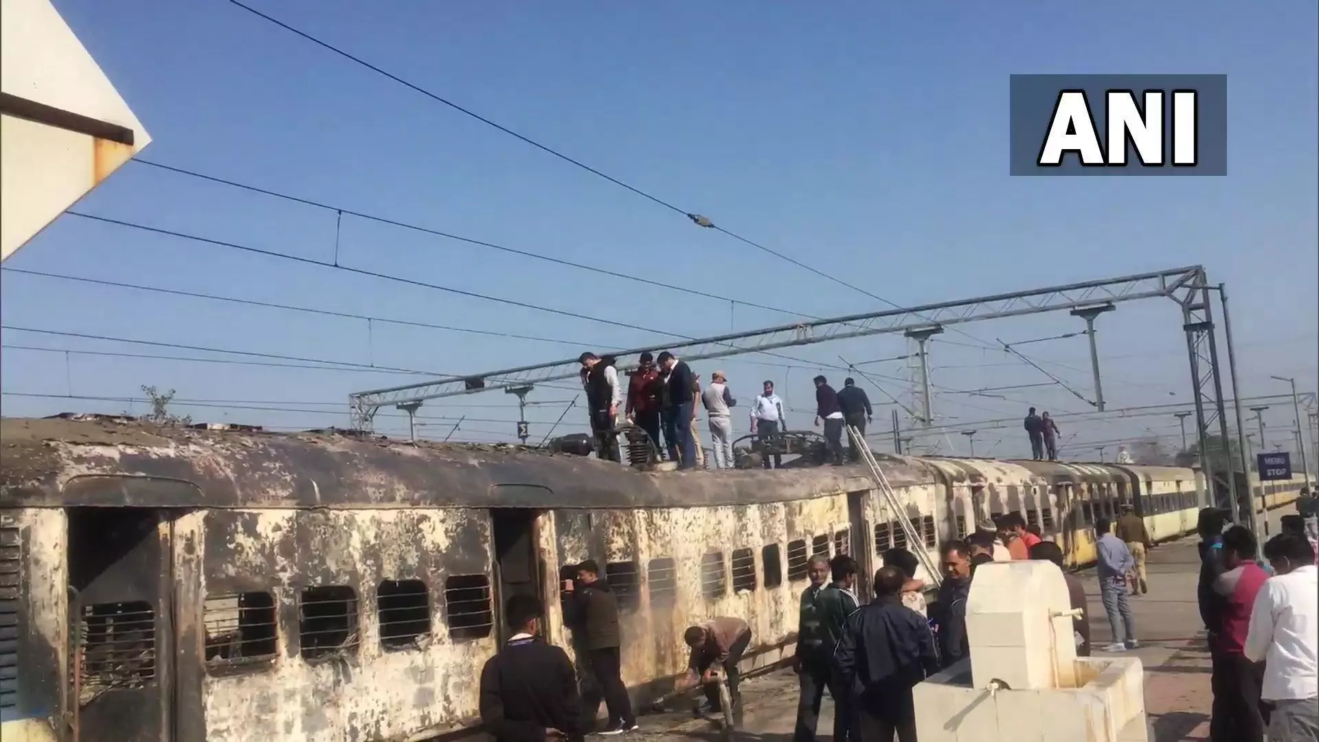 सहारनपुर से दिल्ली जा रही ट्रेन के इंजन में लगी आग, यात्रियों ने कोच को धक्का लगाकर किया अलग, देखिए- Video सहारनपुर से दिल्ली जा रही ट्रेन के इंजन में लगी आग, यात्रियों ने कोच को धक्का लगाकर किया अलग, देखिए- Video