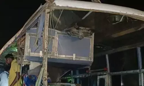 मऊ में बस हादसा: दो बसों की आमने-सामने भिड़ंत में दो सिपाहियों सहित 4 की मौत,16 घायल मऊ में बस हादसा: दो बसों की आमने-सामने भिड़ंत में दो सिपाहियों सहित 4 की मौत,16 घायल