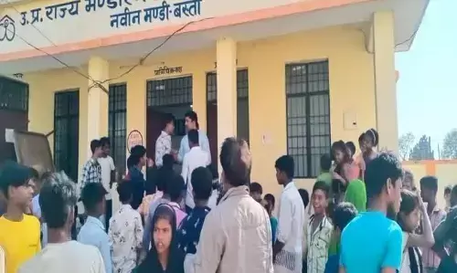 बस्ती में वीवीपीएटी की जली हुई पर्चियां मिलीं,मचा हड़कंप बस्ती में वीवीपीएटी की जली हुई पर्चियां मिलीं,मचा हड़कंप