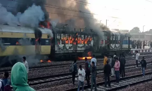यात्रियों के आंखों के सामने जलकर राख हुए दो कोच यात्रियों के आंखों के सामने जलकर राख हुए दो कोच