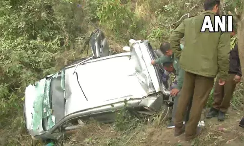 जम्मू-कश्मीर के सांबा जिले में गहरी खाई में गिरी गाड़ी, पांच लोगों की मौके पर ही मौत, एक घायल जम्मू-कश्मीर के सांबा जिले में गहरी खाई में गिरी गाड़ी, पांच लोगों की मौके पर ही मौत, एक घायल