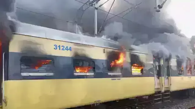 सहारनपुर से दिल्ली जा रही पैसेंजर ट्रेन में लगी आग