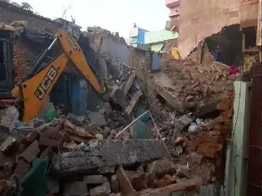 Firecracker factory blast in Bhagalpur: हर घटना के पीछे मुसलमान को ढूँढता है मीडिया Firecracker factory blast in Bhagalpur: हर घटना के पीछे मुसलमान को ढूँढता है मीडिया