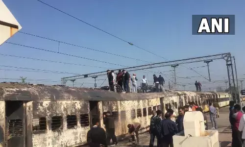 सहारनपुर से दिल्ली जा रही ट्रेन के इंजन में लगी आग, यात्रियों ने कोच को धक्का लगाकर किया अलग, देखिए- Video