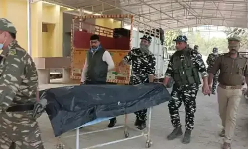 CRPF рдЬрд╡рд╛рди рдиреЗ рдЕрдкрдиреА рд╣реА рдбреНрдпреВрдЯреА рдмрдВрджреВрдХ рд╕реЗ рдЦреБрдж рдХреЛ рдорд╛рд░реА рдЧреЛрд▓реА, рдЧреЛрд▓реА рдХреА рдЖрд╡рд╛рдЬ рд╕реБрдирддреЗ рд▓реЛрдЧреЛ рдореЗрдВ рдордЪрд╛ рд╣рдбрд╝рдХрдВрдк CRPF рдЬрд╡рд╛рди рдиреЗ рдЕрдкрдиреА рд╣реА рдбреНрдпреВрдЯреА рдмрдВрджреВрдХ рд╕реЗ рдЦреБрдж рдХреЛ рдорд╛рд░реА рдЧреЛрд▓реА, рдЧреЛрд▓реА рдХреА рдЖрд╡рд╛рдЬ рд╕реБрдирддреЗ рд▓реЛрдЧреЛ рдореЗрдВ рдордЪрд╛ рд╣рдбрд╝рдХрдВрдк