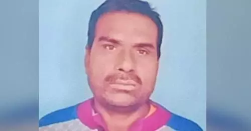 मैनपुरी में गोरक्षक को सांड़ ने सींग में फंसाकर मार डाला, जमीन पर सिर के बल गिरने से मौत मैनपुरी में गोरक्षक को सांड़ ने सींग में फंसाकर मार डाला, जमीन पर सिर के बल गिरने से मौत