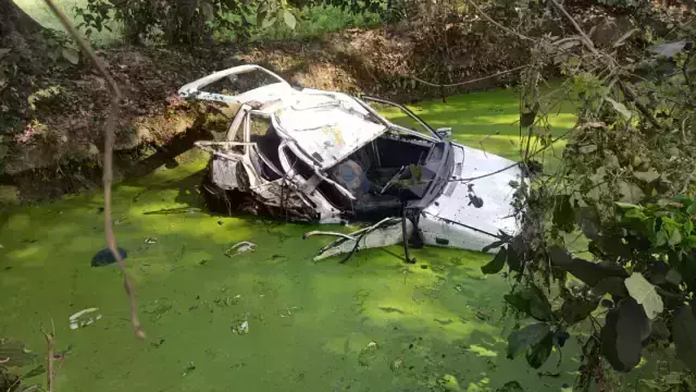 पेड़ से टकराकर तालाब में गिरी कार, चार की मौत
