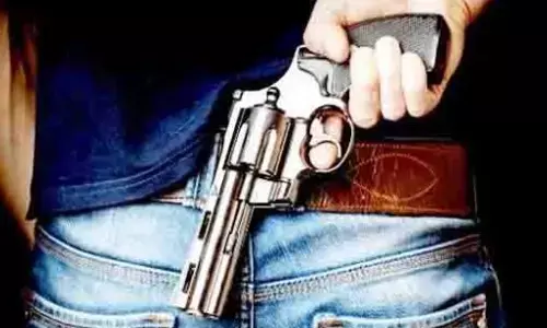 पिस्टल के साथ पकड़ा गया इंटर का छात्र. पिस्टल के साथ पकड़ा गया इंटर का छात्र.