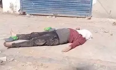 यूपी पुलिस के सिपाही का शव सड़क किनारे मिलने से हड़कम्प, जांच में जुटी पुलिस यूपी पुलिस के सिपाही का शव सड़क किनारे मिलने से हड़कम्प, जांच में जुटी पुलिस