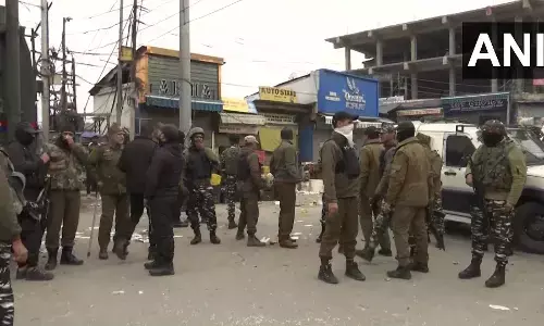 Jammu and Kashmir: ग्रेनेड हमले से दहला श्रीनगर का बाजार, 1 नागरिक की मौत, पुलिसकर्मियों समेत 24 लोग घायल Jammu and Kashmir: ग्रेनेड हमले से दहला श्रीनगर का बाजार, 1 नागरिक की मौत, पुलिसकर्मियों समेत 24 लोग घायल