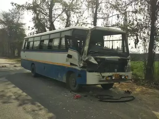 ओवरटेक करते समय कंटेनर और बस में भिड़ंत, घंटे भर में ड्राइवर को निकाला गया