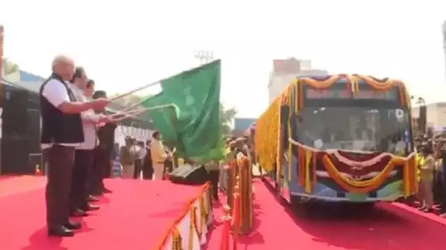 दिल्ली के परिवहन बेड़े में इजाफा, कैलाश गहलोत ने 101 बसों को दिखाई हरी झंडी दिल्ली के परिवहन बेड़े में इजाफा, कैलाश गहलोत ने 101 बसों को दिखाई हरी झंडी