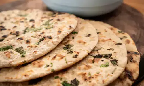 घर में बनाएं स्पेशल कश्मीरी रोटी, जानें रेसिपी