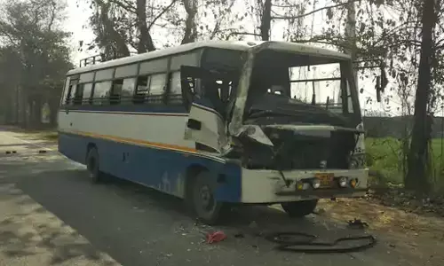 ओवरटेक करते समय कंटेनर और बस में भिड़ंत, घंटे भर में ड्राइवर को निकाला गया ओवरटेक करते समय कंटेनर और बस में भिड़ंत, घंटे भर में ड्राइवर को निकाला गया