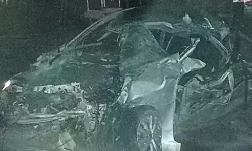 डीसीएम से टकराई कार, चार लोगों की मौत, दो की हालत गंभीर डीसीएम से टकराई कार, चार लोगों की मौत, दो की हालत गंभीर