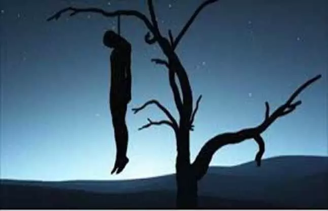 पेड़ से लटकता मिला युवक की शव, आत्महत्या की आशंका