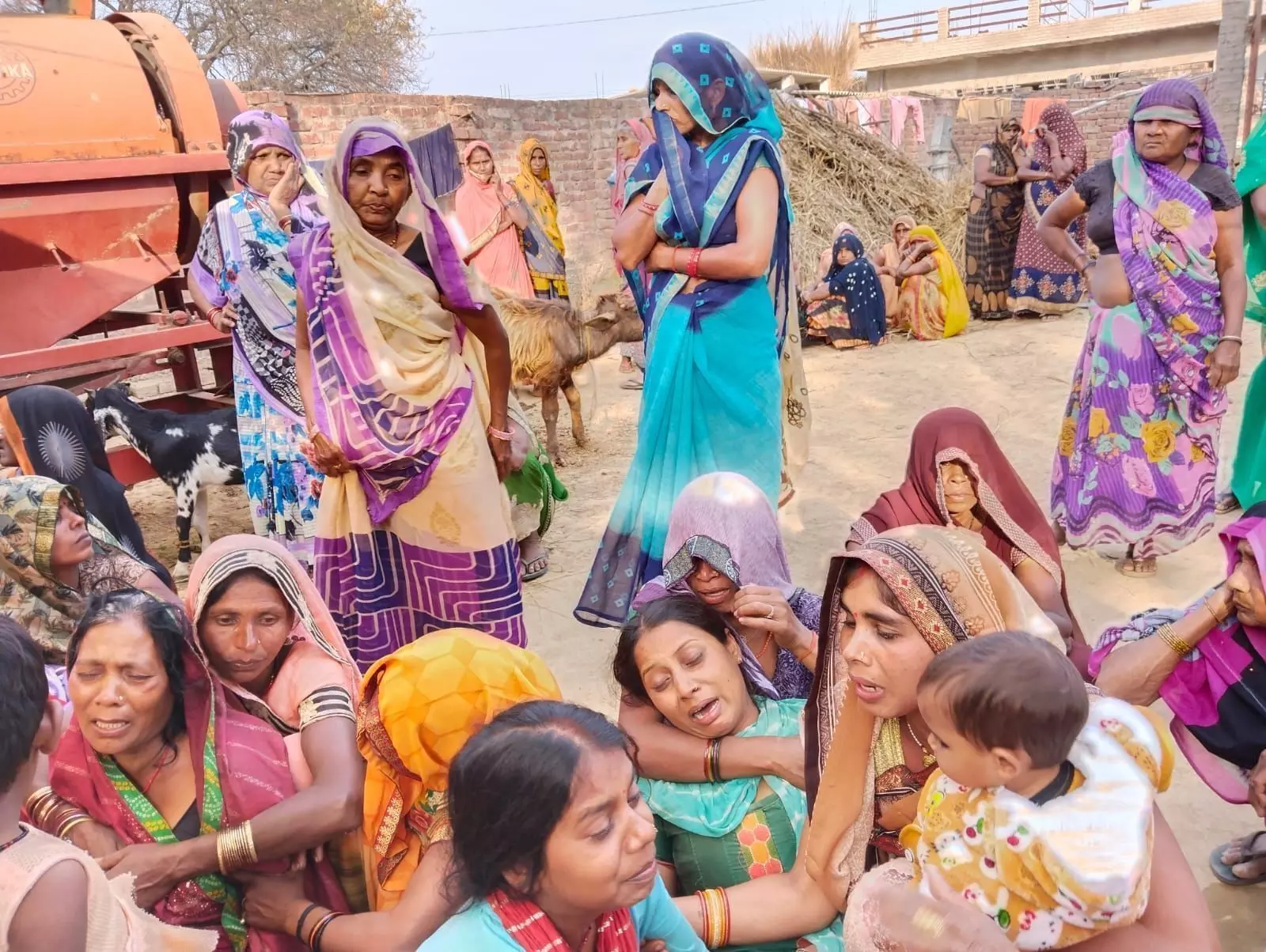 अपहरणकर्ताओं के द्वारा बरसाए गए ईंट पत्थर से घायल किशोरी के पिता की इलाज के दौरान मौत