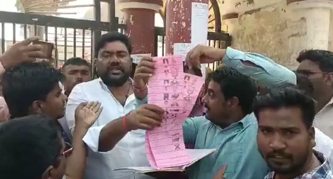 संतकबीरनगर में बैलेट पेपर को लेकर जा रहा लेखपाल पकड़ा गया