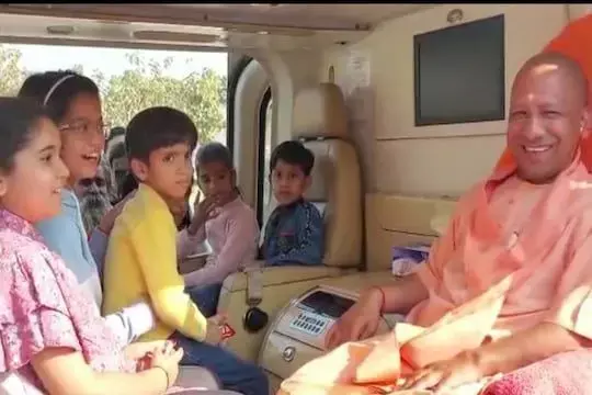 मुख्यमंत्री योगी संग हेलीकॉप्टर में बैठकर खुश हुए बच्चे।