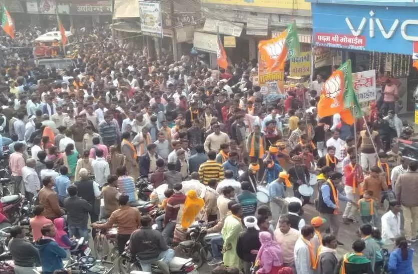 विजय जुलूस पर लगी रोक हटी, चुनाव आयोग ने जारी की नई गाइडलाइन विजय जुलूस पर लगी रोक हटी, चुनाव आयोग ने जारी की नई गाइडलाइन
