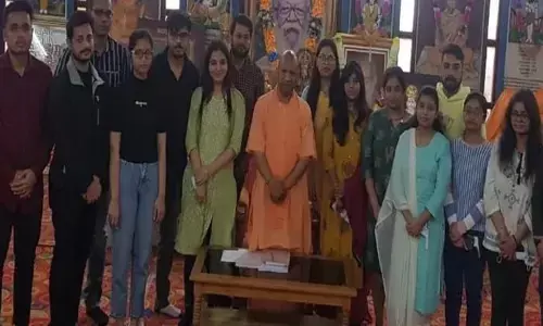 यूक्रेन से लौटे छात्रों से मुख्यमंत्री योगी ने की मुलाकात ।