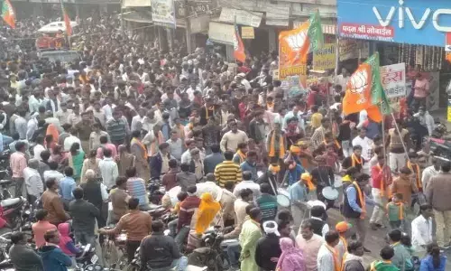 विजय जुलूस पर लगी रोक हटी, चुनाव आयोग ने जारी की नई गाइडलाइन विजय जुलूस पर लगी रोक हटी, चुनाव आयोग ने जारी की नई गाइडलाइन