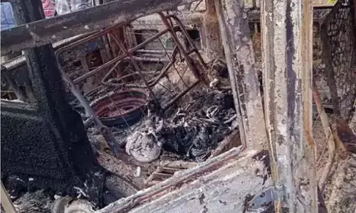 बोलेरो के साथ शख्स को जिंदा जलाया, जली हुई गाड़ी में दिख रहा कंकाल बोलेरो के साथ शख्स को जिंदा जलाया, जली हुई गाड़ी में दिख रहा कंकाल